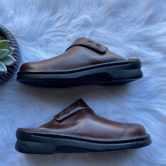 *SOLD* Clarks 7N Brown Adjustable Strap Slip - Picture 3 of 7